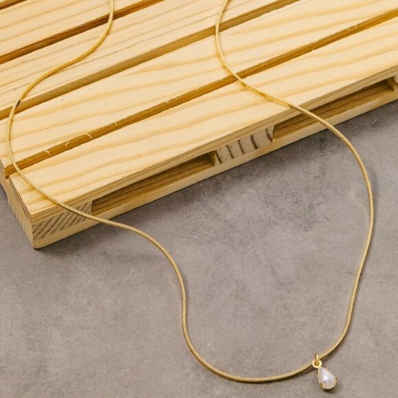 The Wild Clover Jewelry - LYRA GOLD SNAKE CHAIN TEAR DROP PEARL NECKLACE